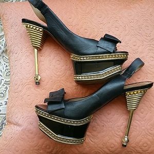 Spectacular Bebe gold and black platforms 10B